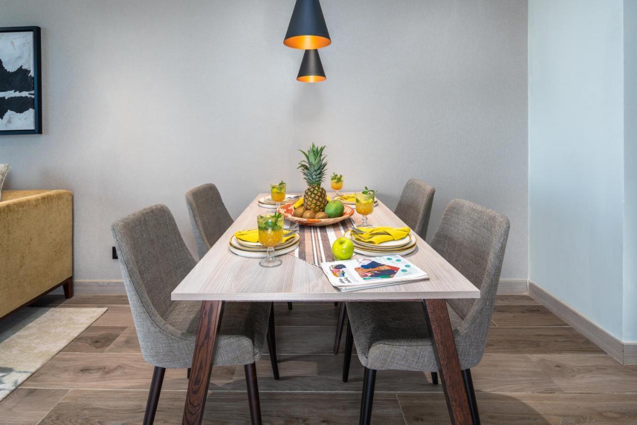 Citadines Abha Aparthotel Kültér fotó A dining room table with chairs