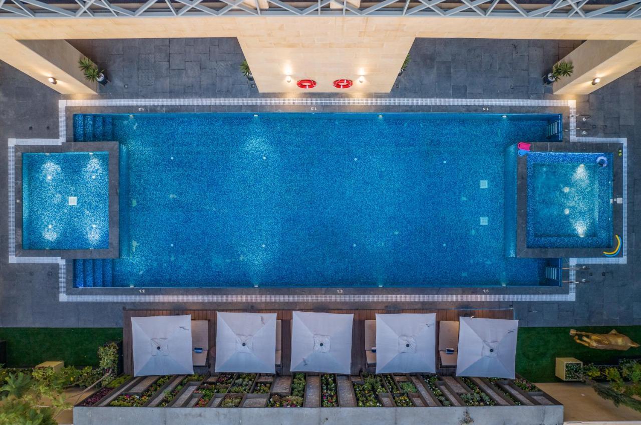 Citadines Abha Aparthotel Kültér fotó The swimming pool at the hotel
