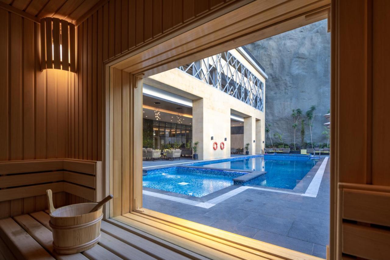 Citadines Abha Aparthotel Kültér fotó The swimming pool at the hotel